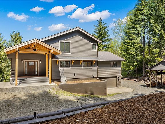 An extensive remodel has been recently completed.>