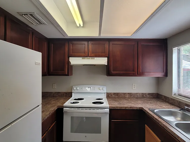 513 SW 68th Ter #D — Photo 2