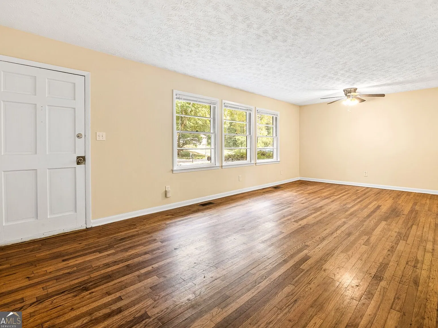 3 bed, 1.0 bath, 1025 sqft, $1,395 — Photo 2