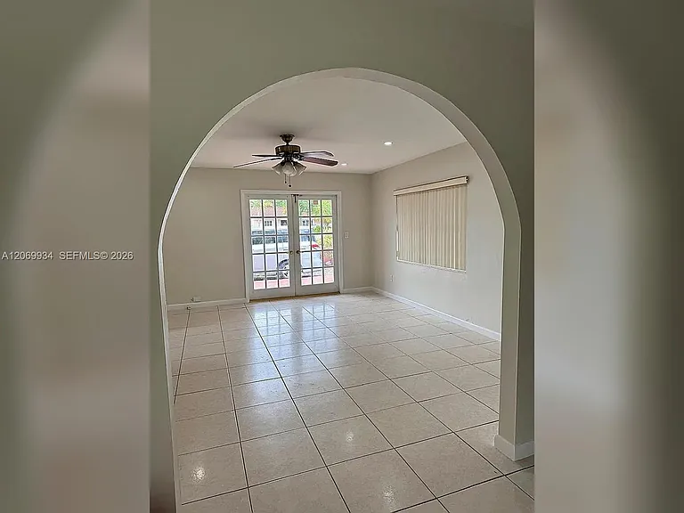 3232 Village Green Dr — Photo 2