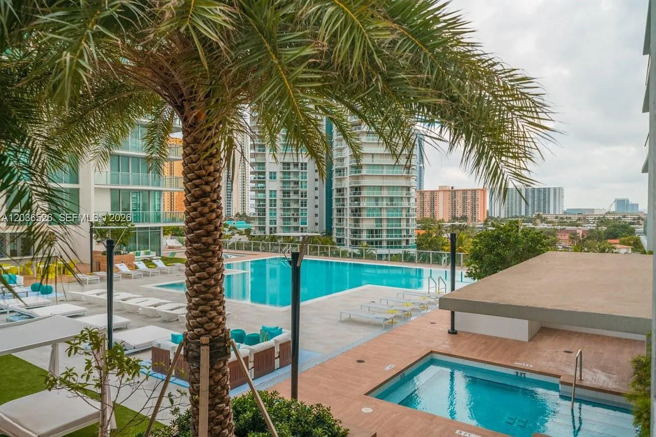 Parque Towers Condo — Photo 3