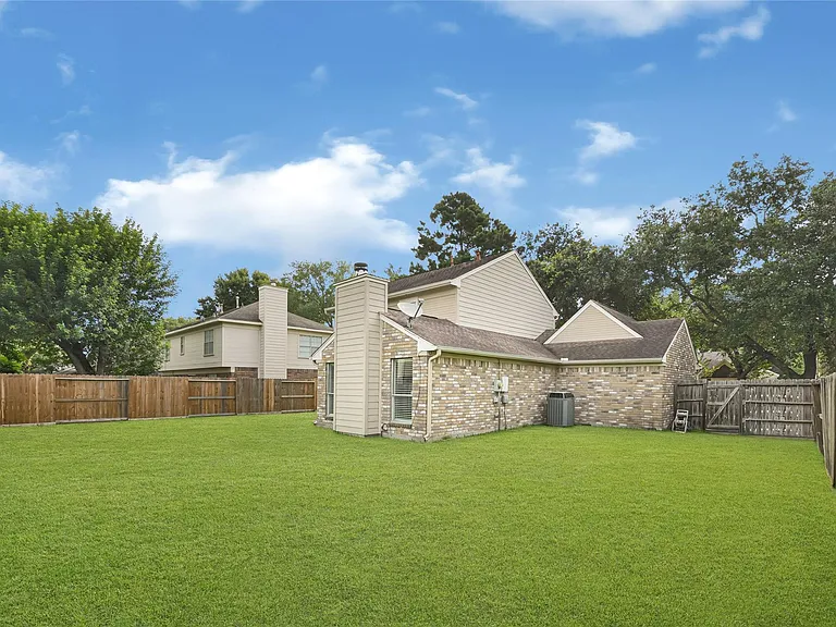 4010 Spring Garden Dr — Photo 21