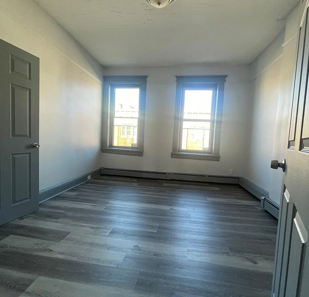 3 bed, 1000 sqft, $2,200 — Photo 2