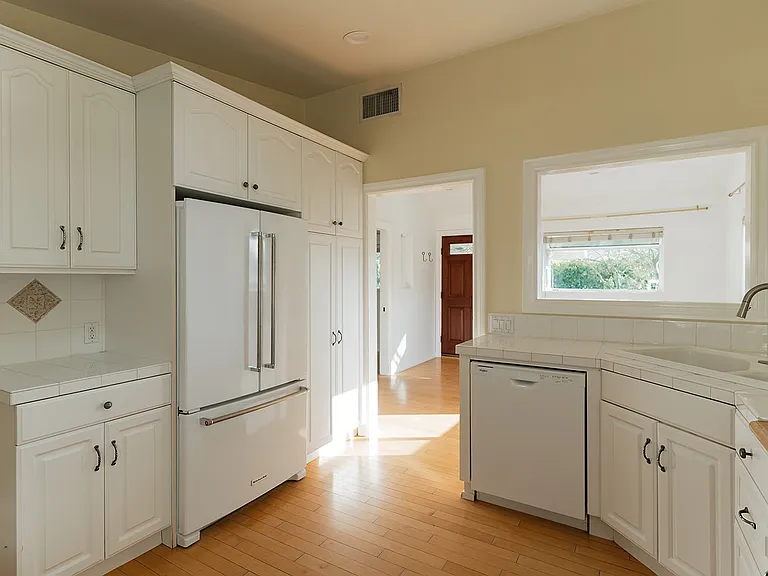 2841 Los Feliz Dr — Photo 10