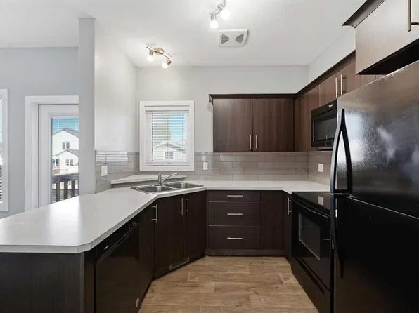 27 S Rowberry Ct, Sylvan Lake, AB T4S 0L7