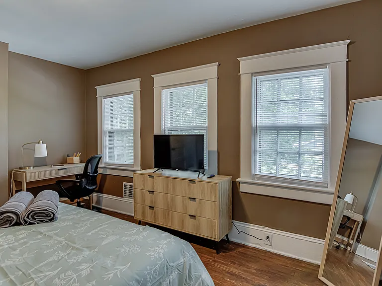 1504 W Friendly Ave #B — Photo 16