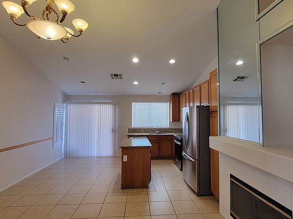 Kitchen & Dining
