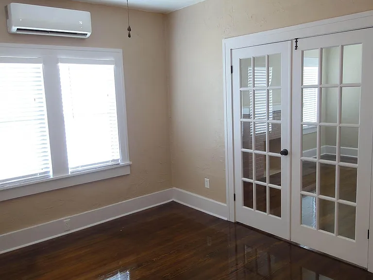 324 Moffett Ct N — Photo 8