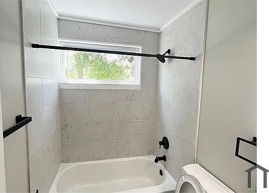 2nd image of 3212 Summer Pl #3