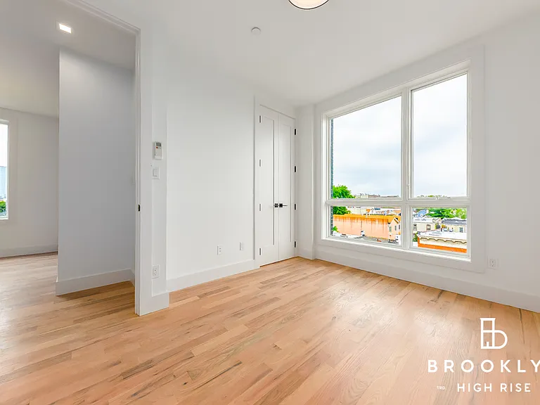 986 Rogers Ave #5E — Photo 3