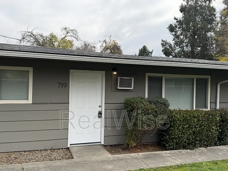 719 SW Bridge St — Photo 2