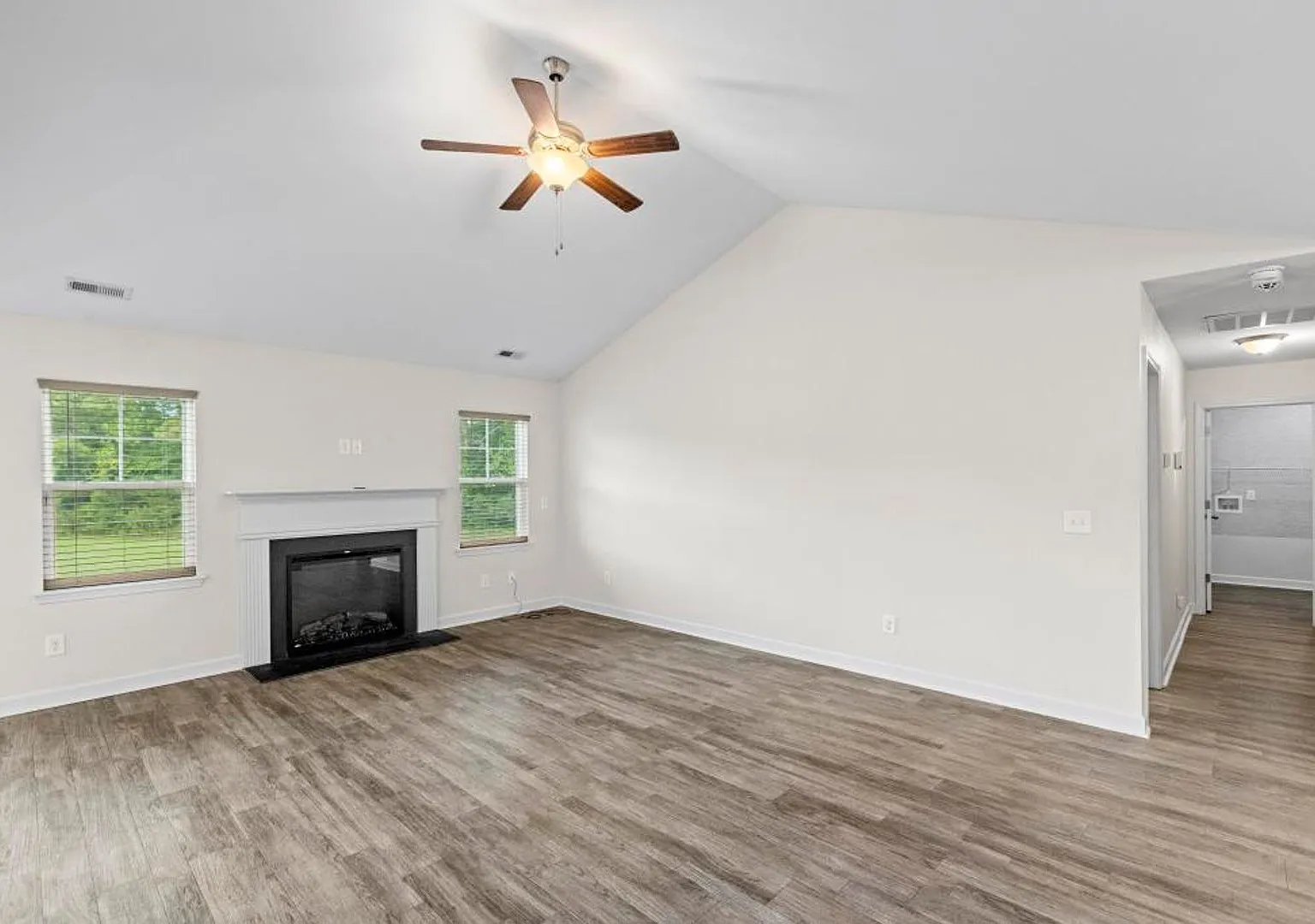 Beautiful home! Convenient to the city with all shopping! — Photo 3