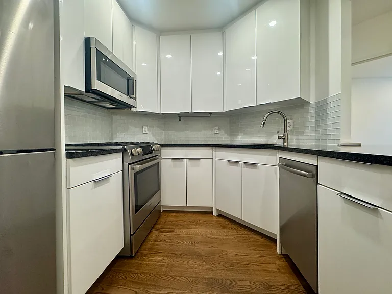 689 Leonard St #2F — Photo 3