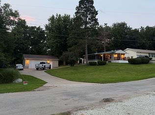 180 Lake Warren Dr, Monmouth, IL 61462