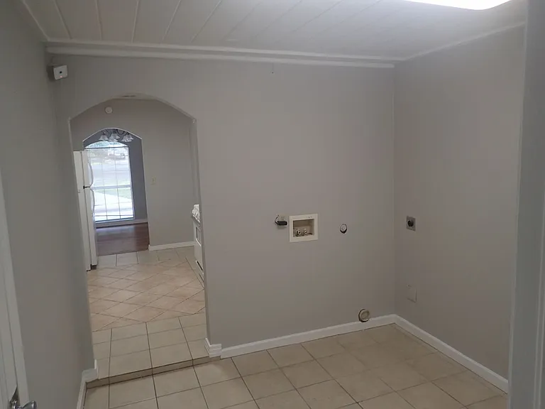 6340 Parkdale Dr — Photo 10