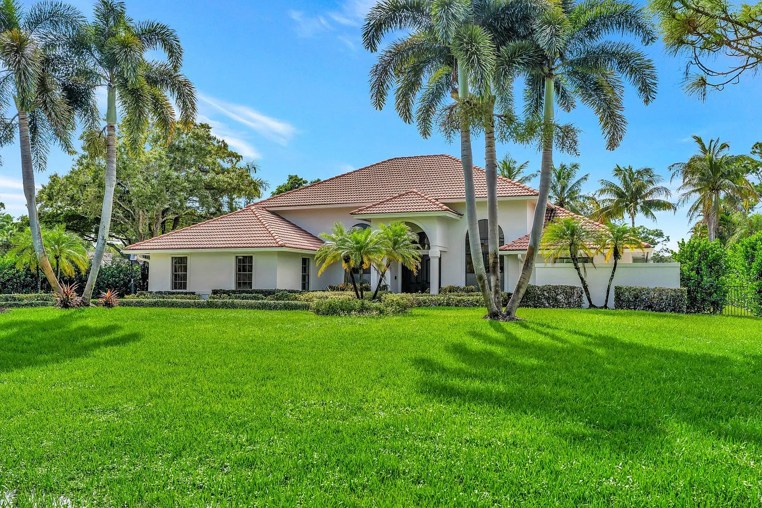 4 bed, 4.0 bath, 4084 sqft, $9,000 — Photo 1
