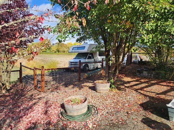 109 Clear Lake St, Oakland, OR 97462