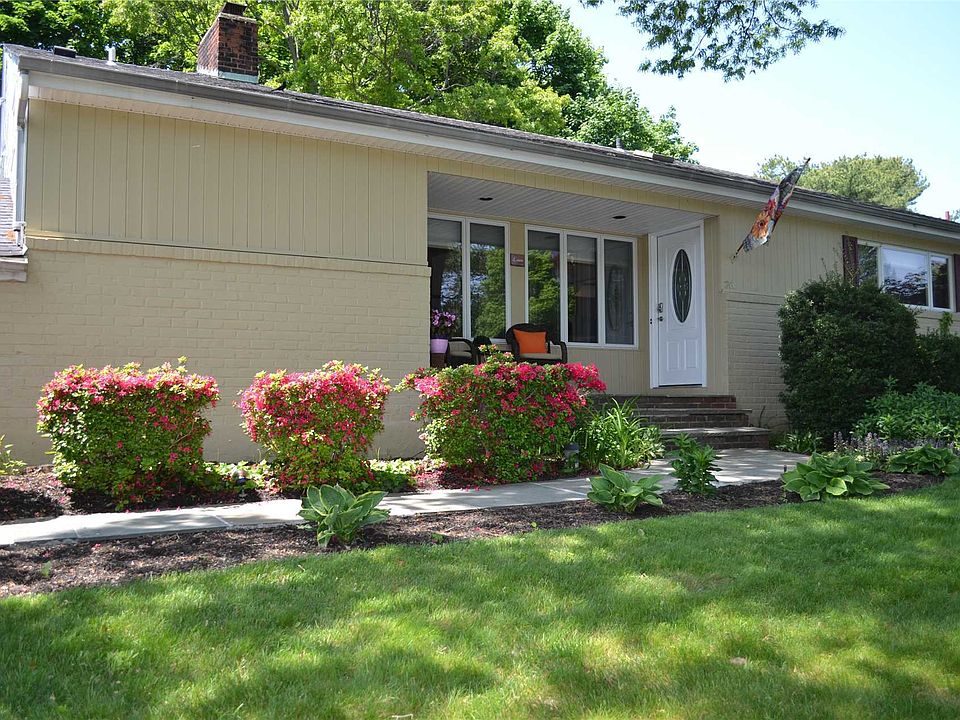 1st image of 26 Old Town Ln