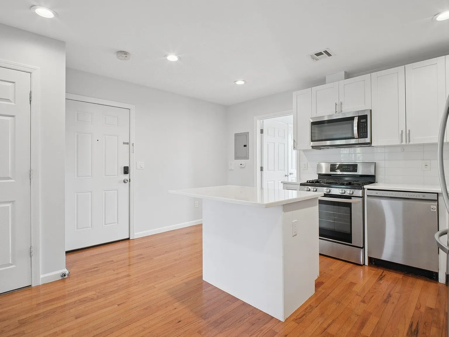 3 bed, 2.0 bath, 700 sqft, $2,675 — Photo 3