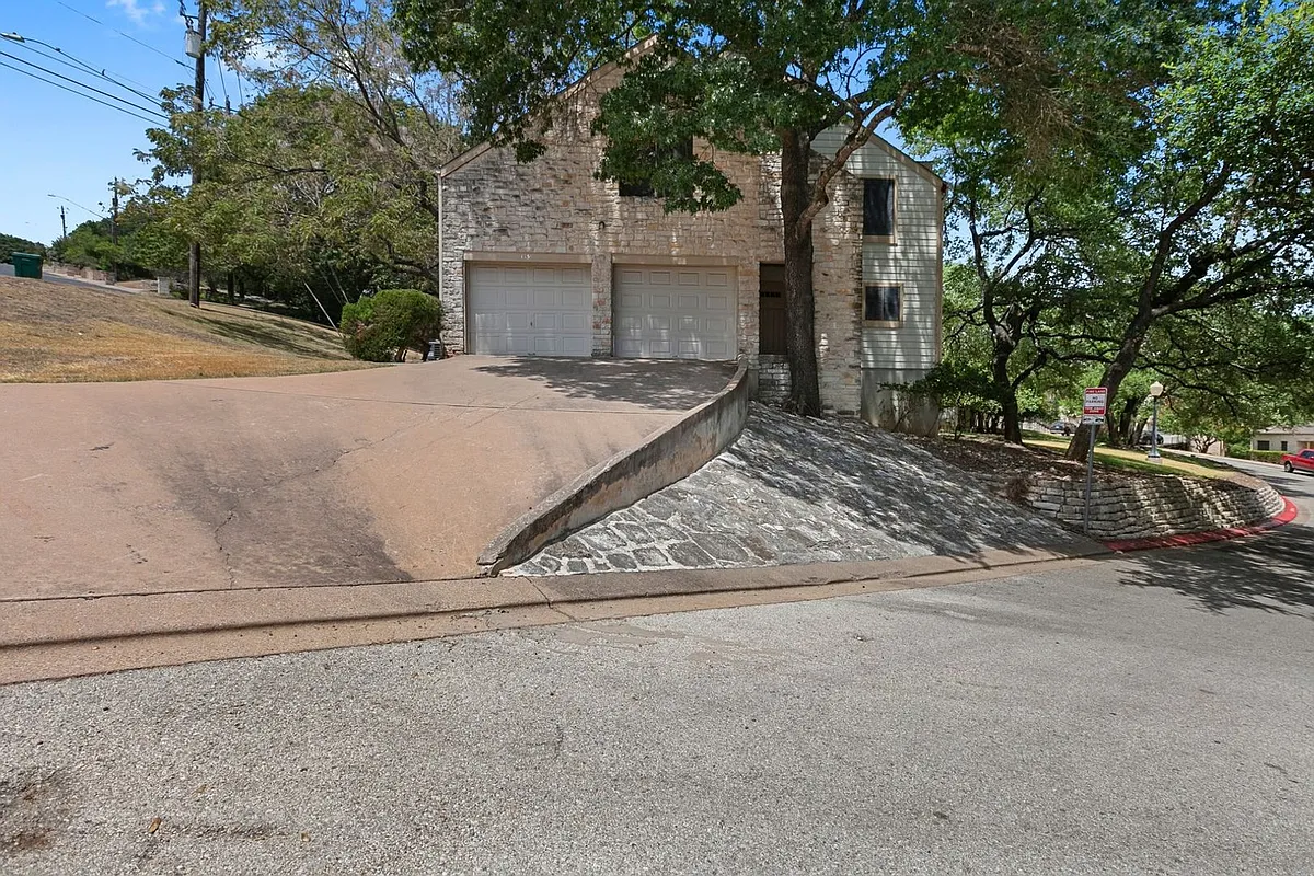 Building Photo - 9201 Simmons Rd #113