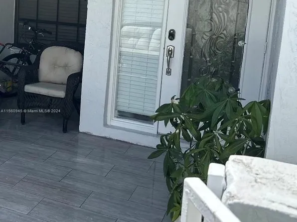 6241 SW 138th Ct APT E, Miami, FL 33183