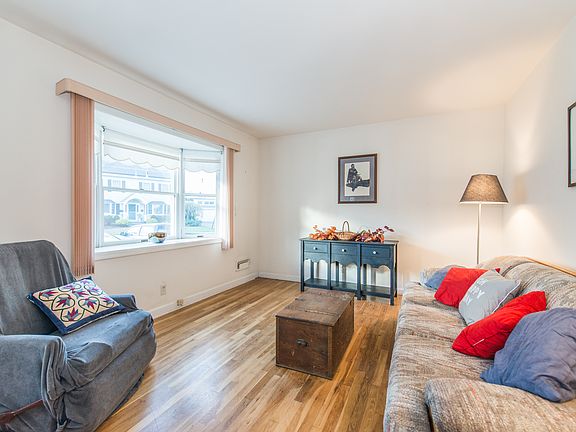 Sunny LR w picture window