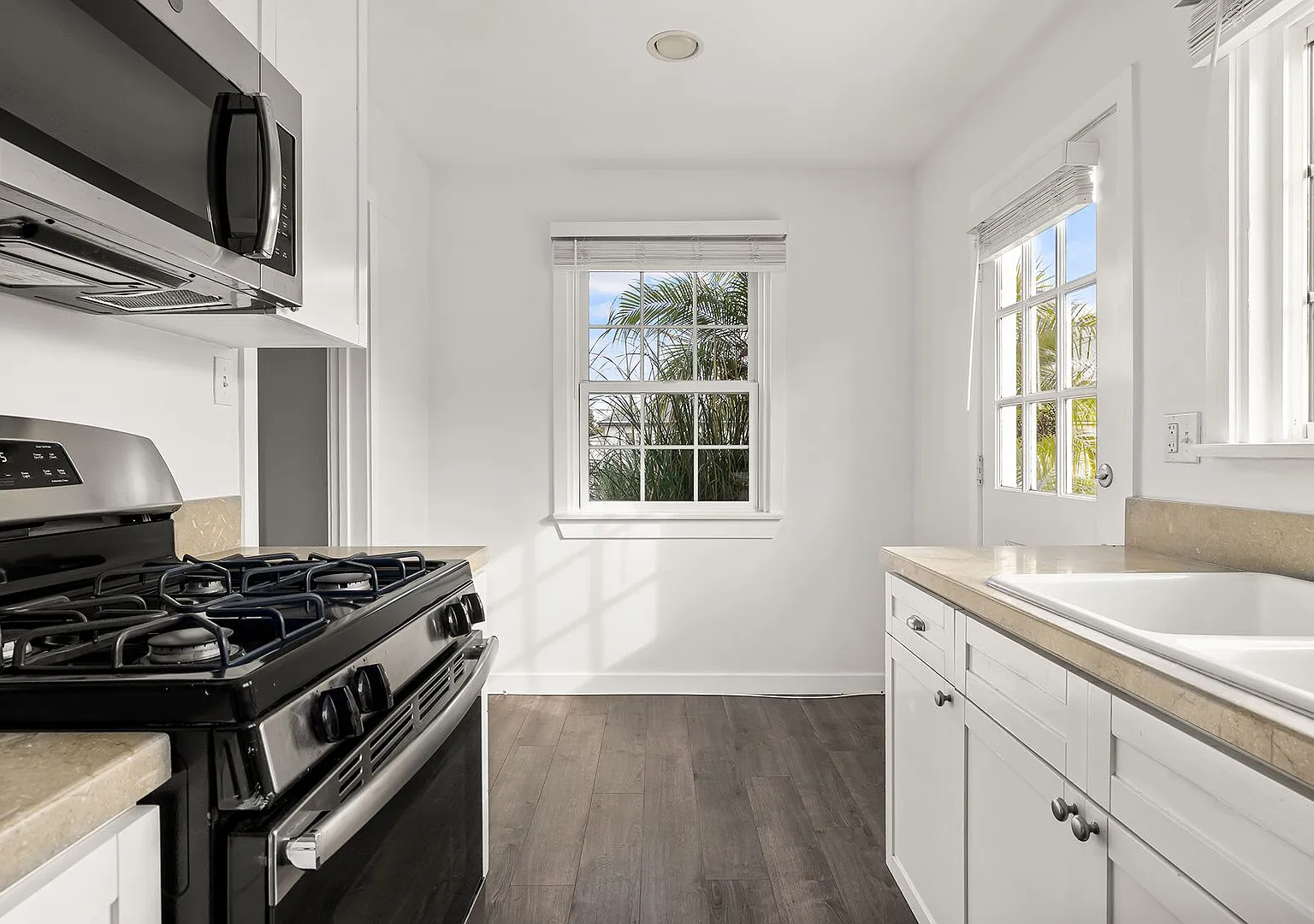 8413 Lilienthal Ave — Photo 2