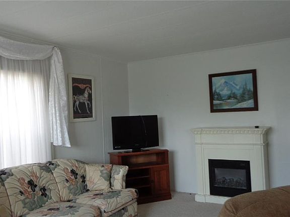 3rd image of 4523 Redwood St