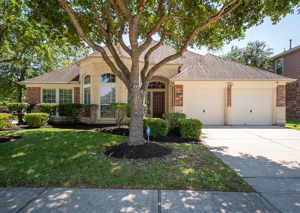Affordable Perry Home in Parkway Lakes on the corner 4-2-2 with game room and both formals and updates