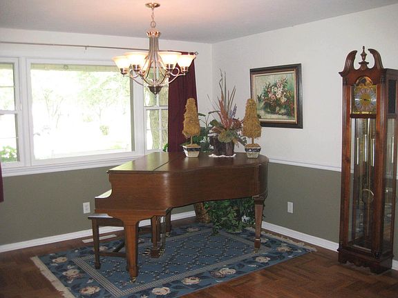 Dining Room w/hardwood flooring