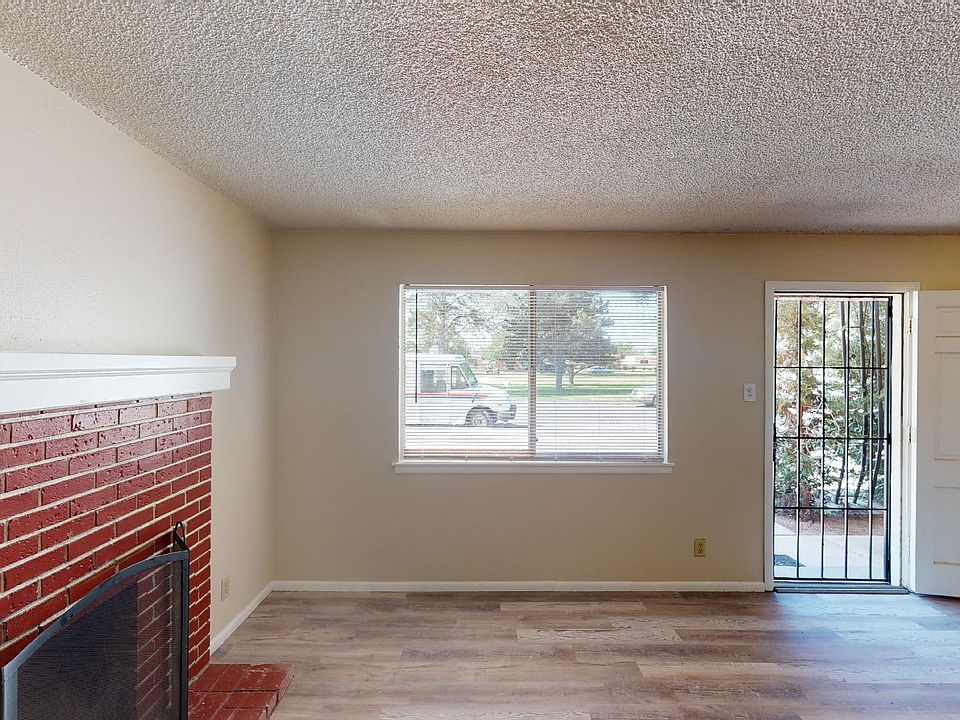 Entry, Living, Fireplace