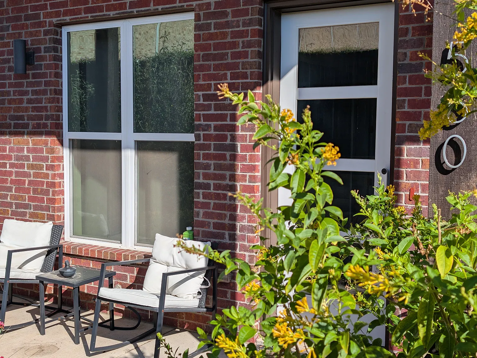 Spacious 3BD/3.5BA Townhome Downtown Private En-Suites & Low-Maintenance Living — Photo 2