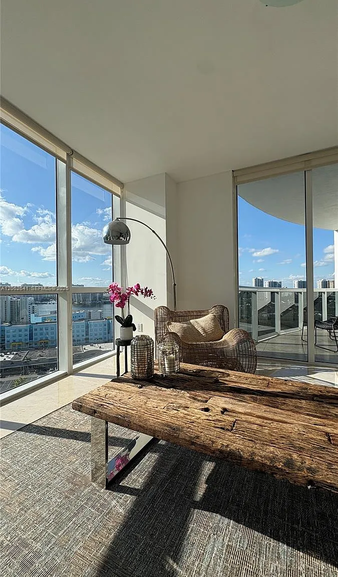 Trump Royale Condo — Photo 4