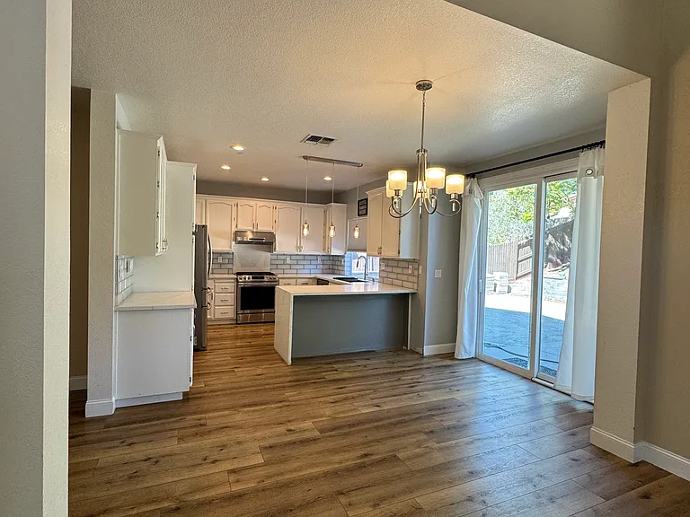 1370 Kerslake Cir — Photo 7