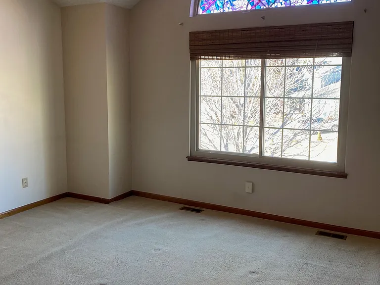 Master Bedroom (13x16)
North (street) facing window & arch
Viewed from Door