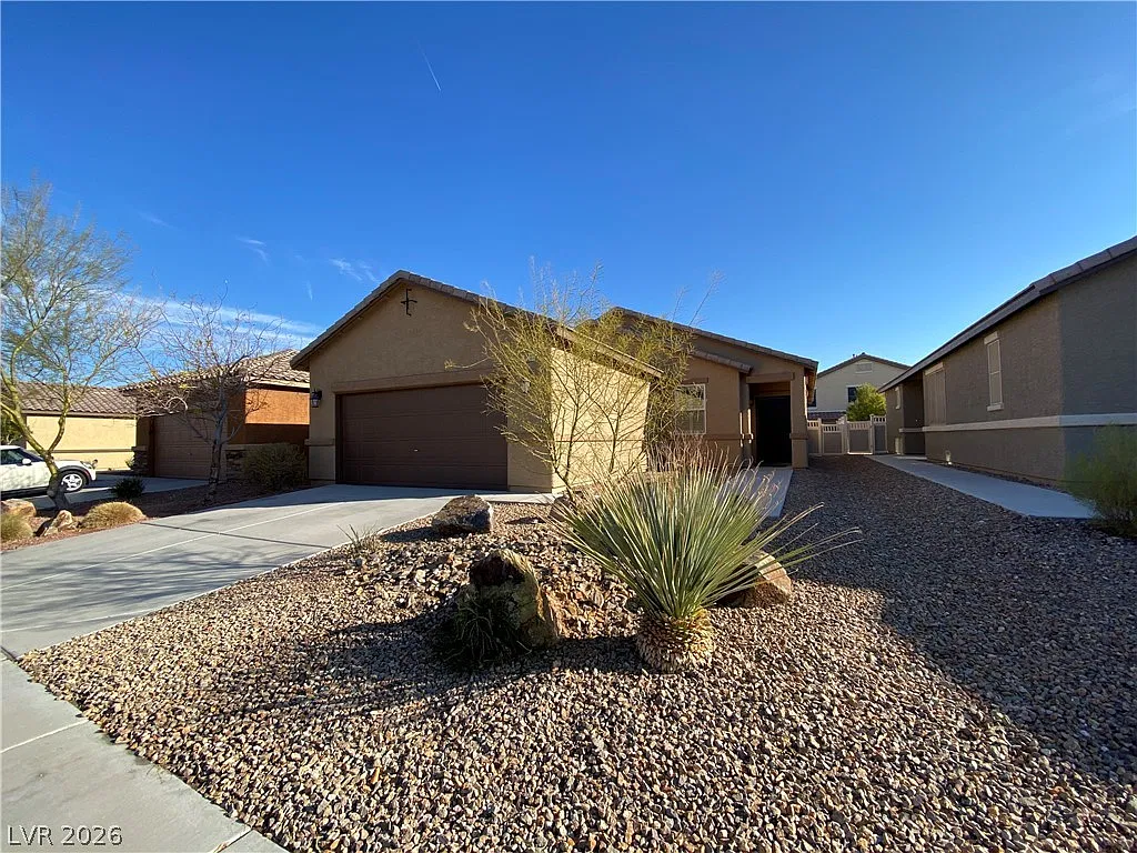 3 bed, 2.0 bath, 1340 sqft, $2,100 — Photo 2