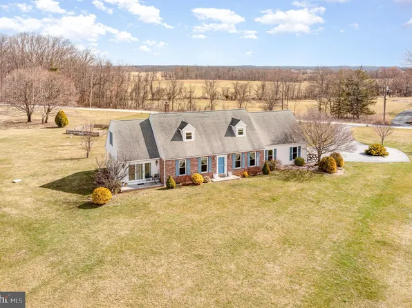 901 Railroad Ln, Orrtanna, PA 17353
