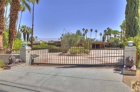 Main entrance on Fiddleneck showing electric gate and circular drive