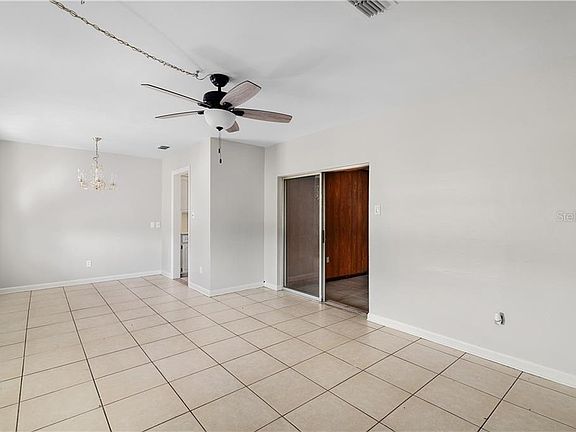 4th image of 1010 Oak Dr