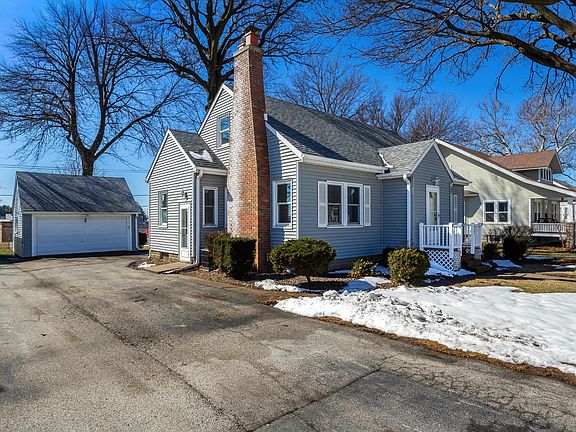 3rd image of 317 W Leclaire Rd