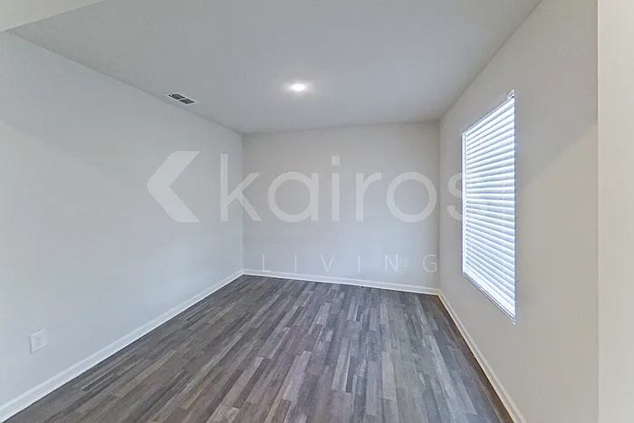 202 Topaz Ln — Photo 3