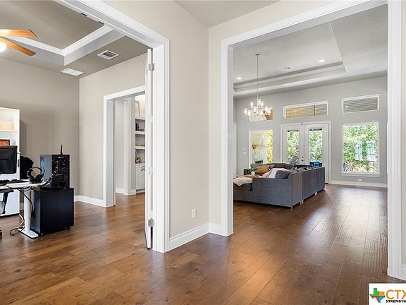 5th image of 784 Cambridge Dr