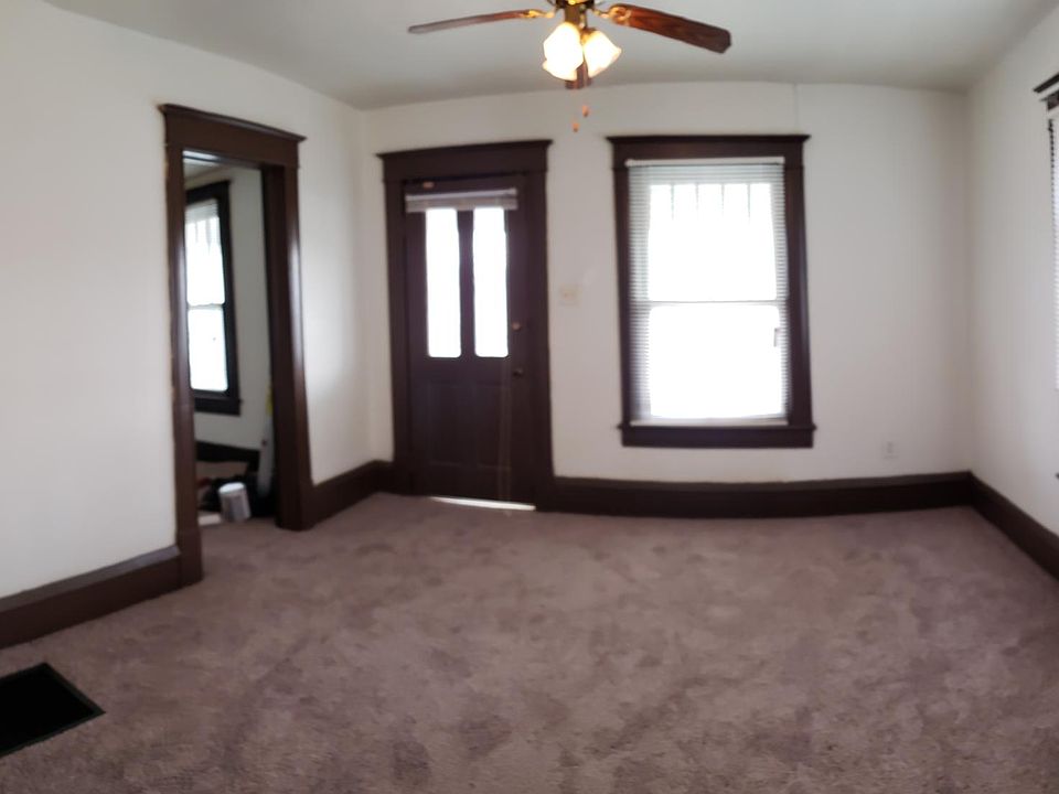 front room with airconditioner and ceiling fan