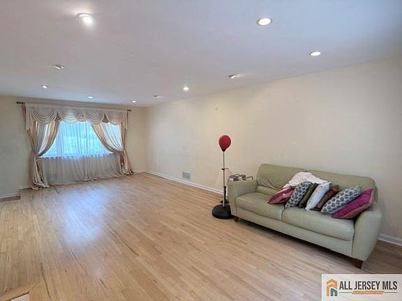 2nd image of 13 Greenwich Rd