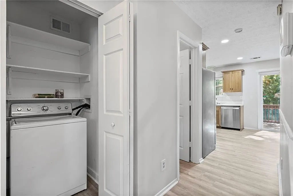3 bed, 2.5 bath, 1396 sqft, $2,100 — Photo 4