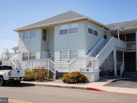 5th image of 207 8th St #101W