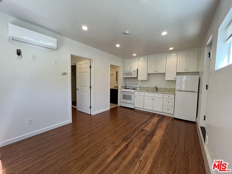 3901 S Orange Dr — Photo 6