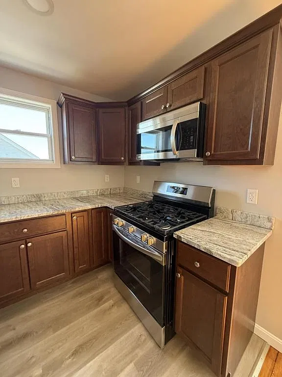 225 Davis St — Photo 3