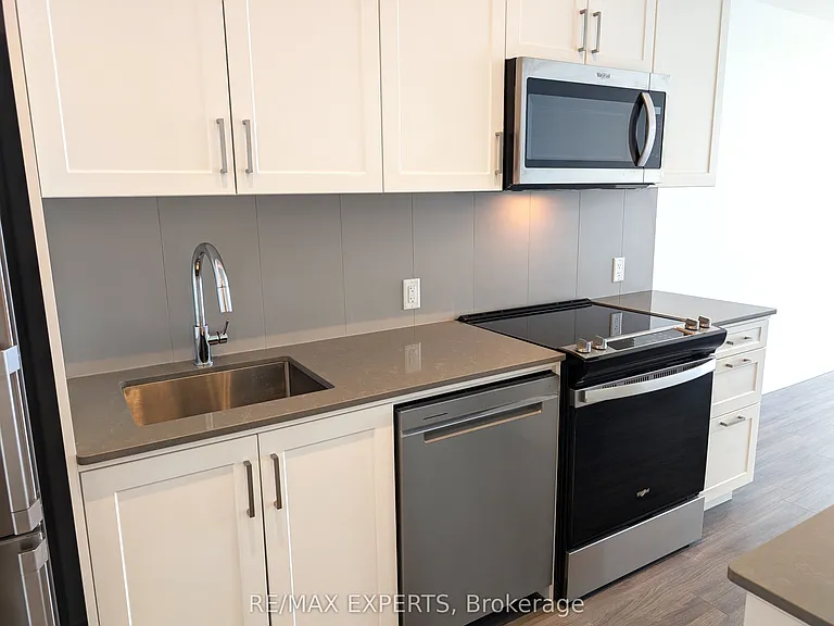 681 Yonge St #527 — Photo 7