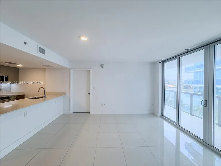 9261 E Bay Harbor Dr #405 — Photo 7